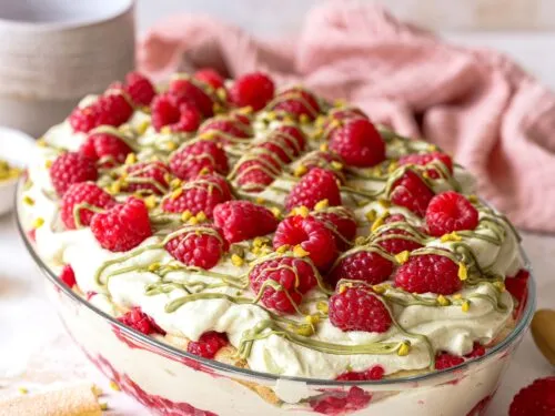 Himbeer-Dessert mit Minze und Pistazien dekoriert