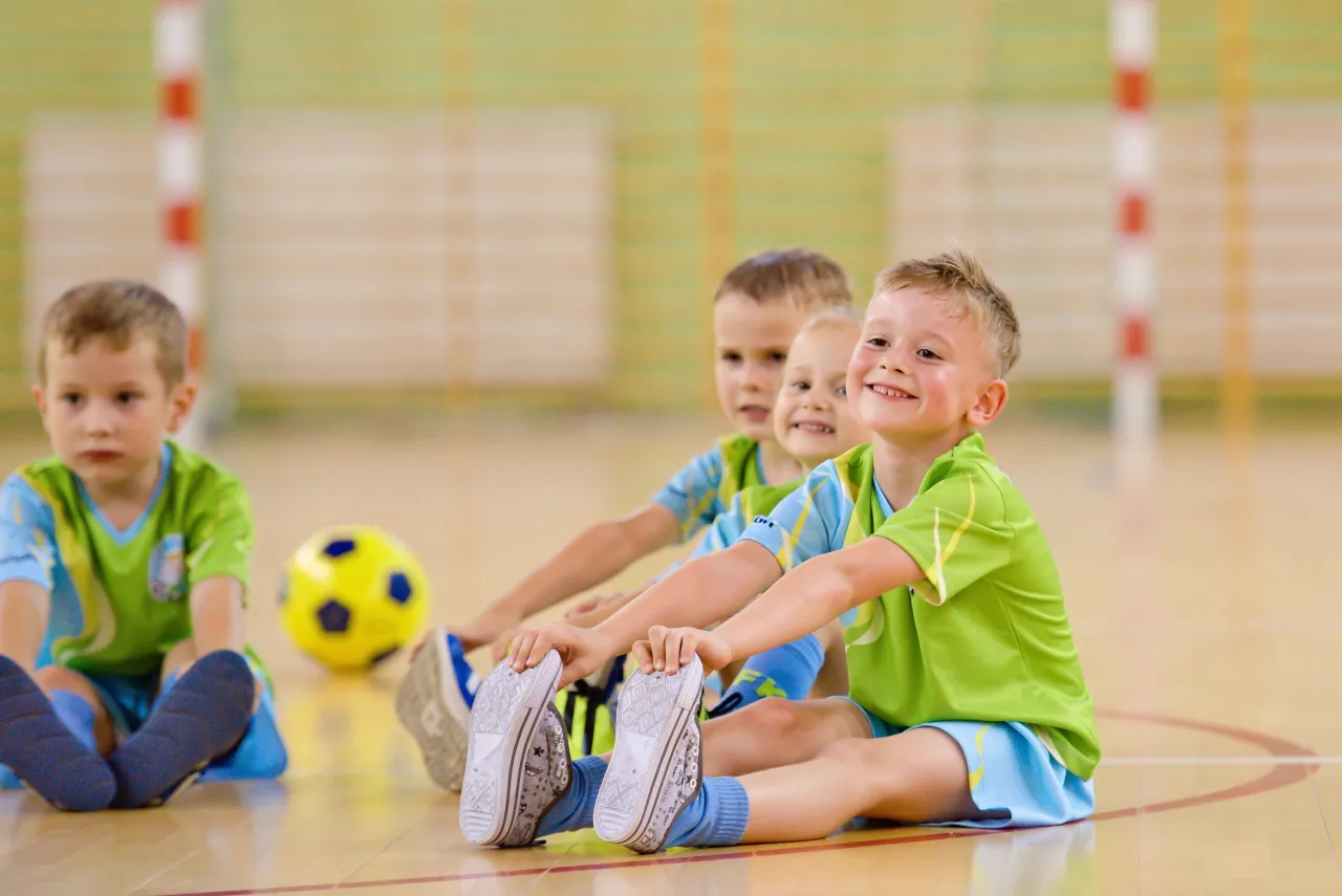 dzieci 4-6 lat grające w piłkę nożną