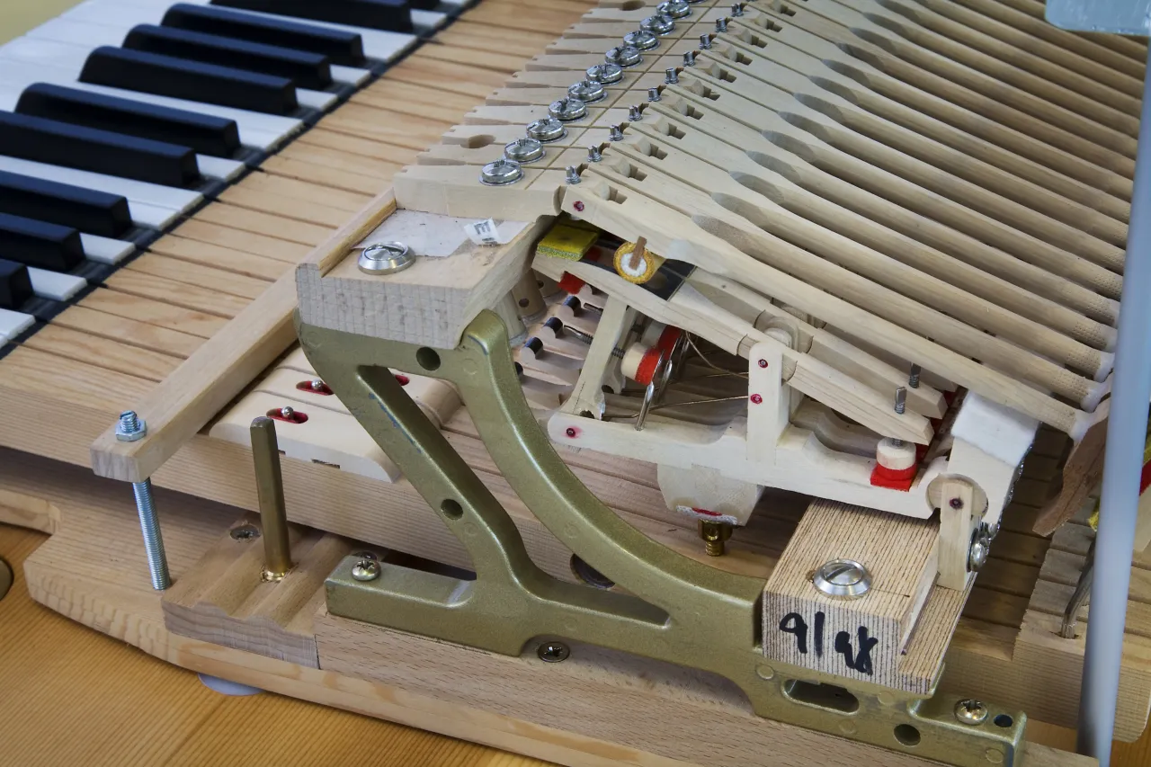 Fortepian przekr&oacute;j mechanizm, Pianino przekr&oacute;j mechanizm