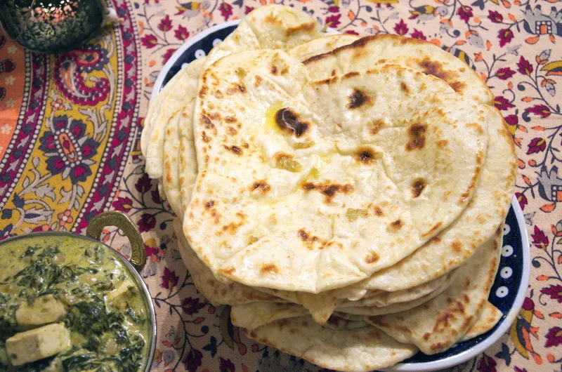 r&oacute;żne rodzaje chlebka naan czosnkowy klasyczny bezglutenowy