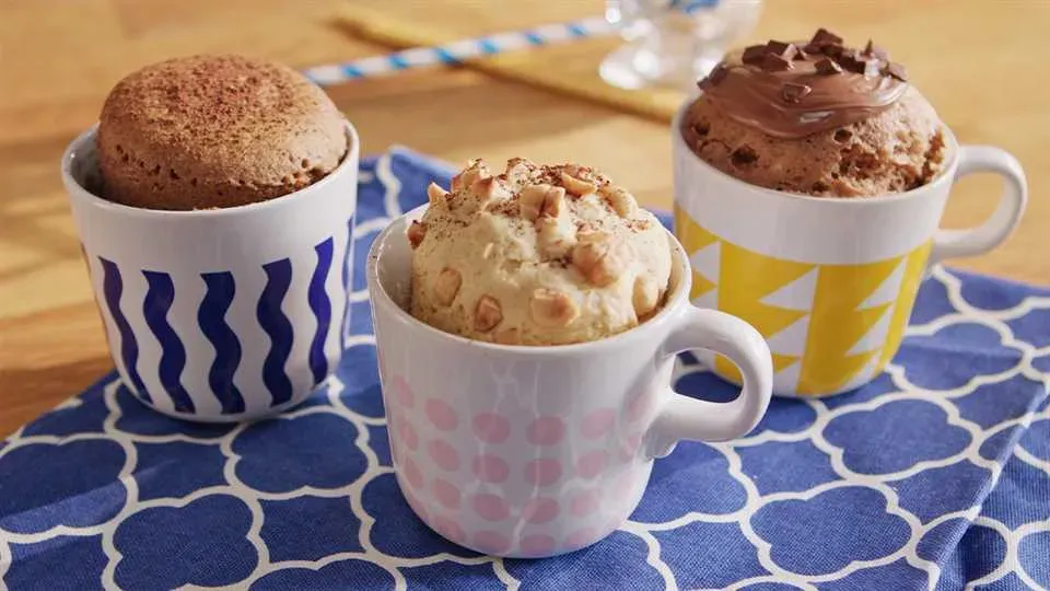 różne smaki babeczek w kubku