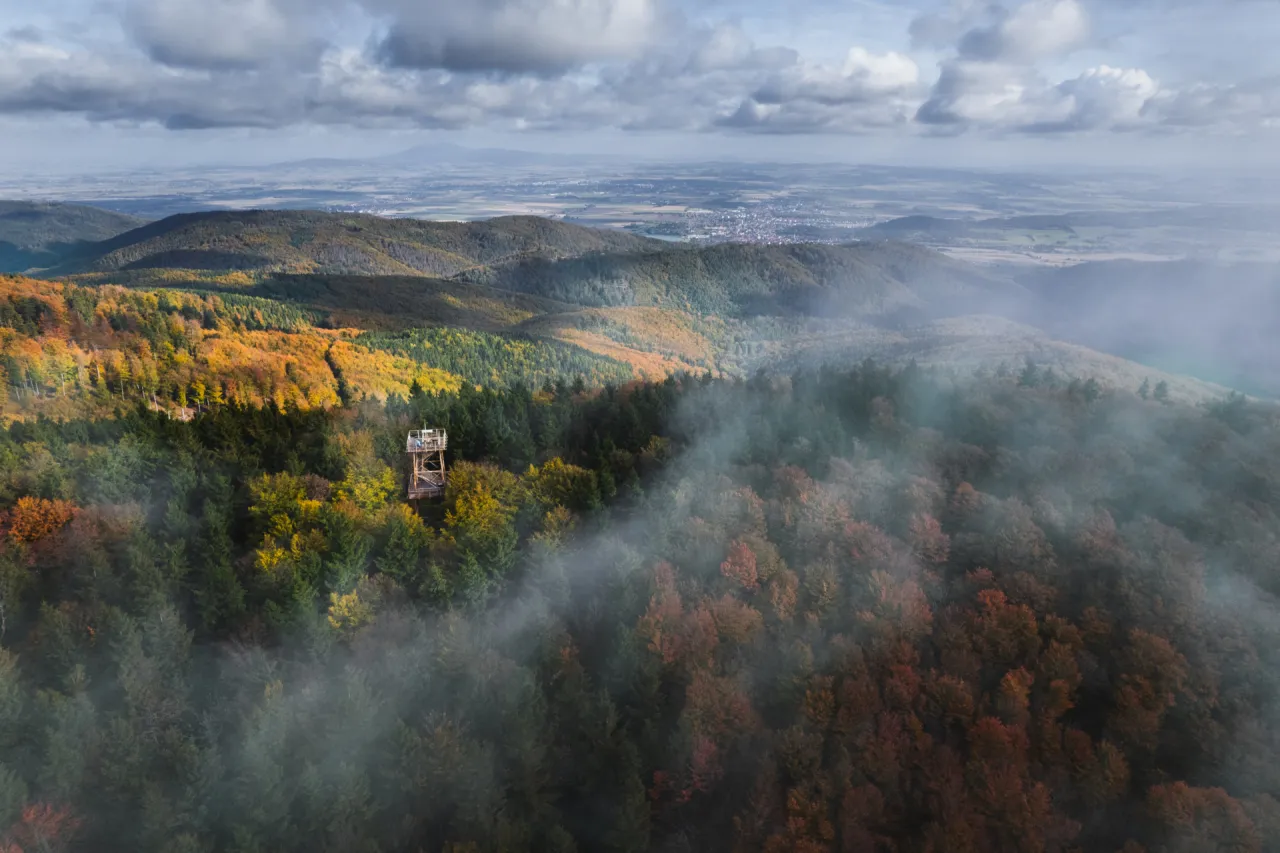 Góry Sowie jesienią wieża widokowa