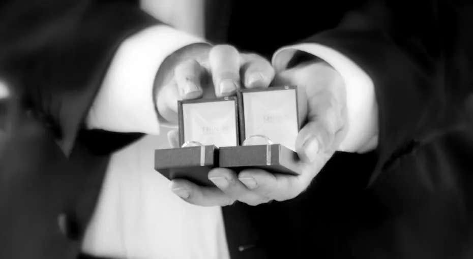 Świadek podaje obrączki w kościele