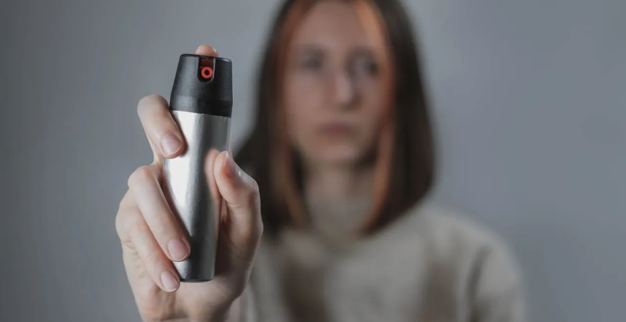 Dłoń trzyma gaz pieprzowy. Warto wiedzieć, kiedy można użyć gazu pieprzowego do samoobrony.