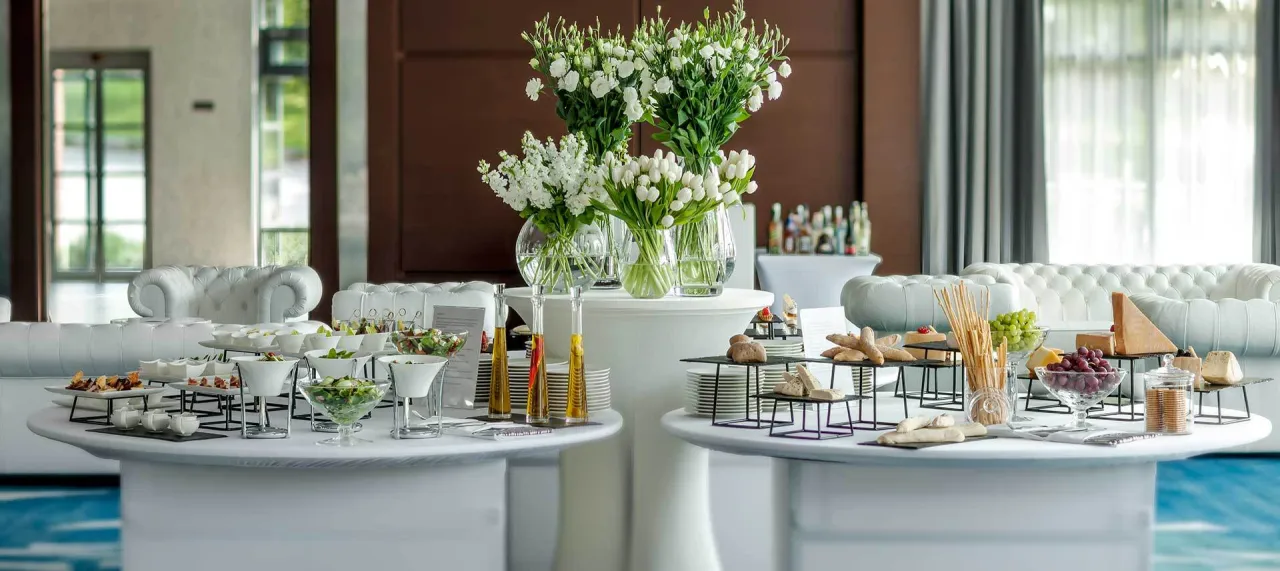 Rodzice planujący komunię z napojami