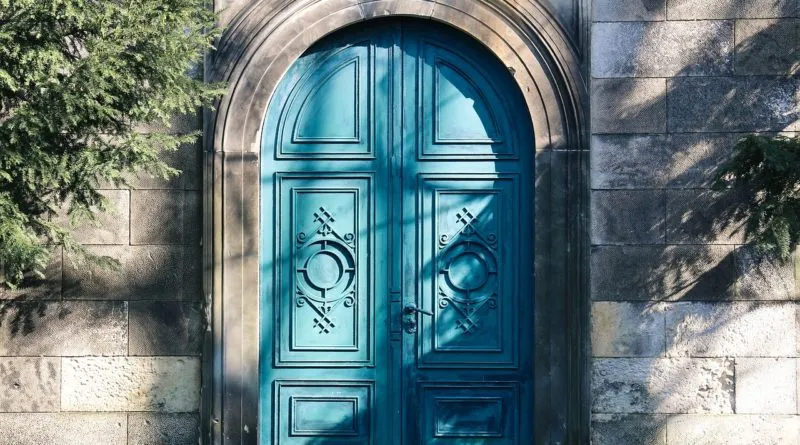 sala sądowa drzwi zamknięte