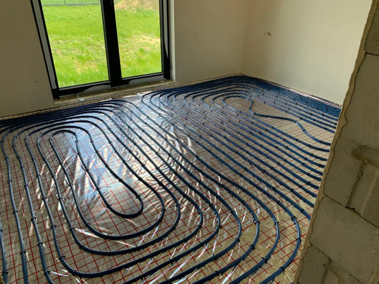 układanie rurek ogrzewania podłogowego