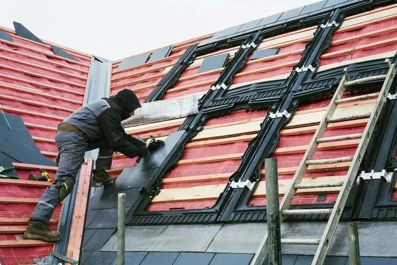 Zdjęcie Prosty sposób jak układać dachówkę płaską - skuteczne techniki montażu