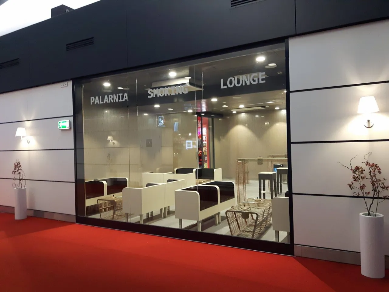 Na lotnisku w Gdańsku jest palarnia. Widać ją przez szklaną ścianę, w środku wygodne fotele i stoliki.