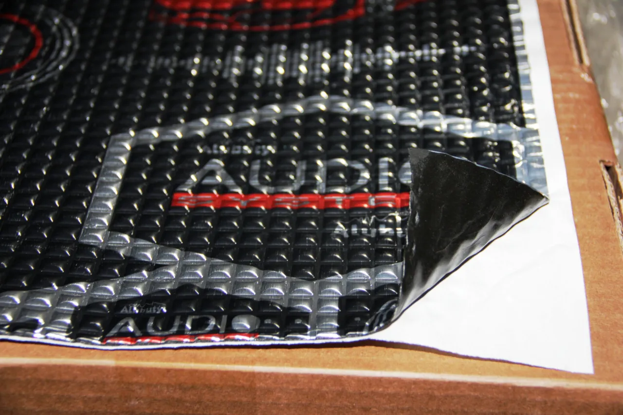 Wygłuszanie samochodu - wnętrze auta bez tapicerki