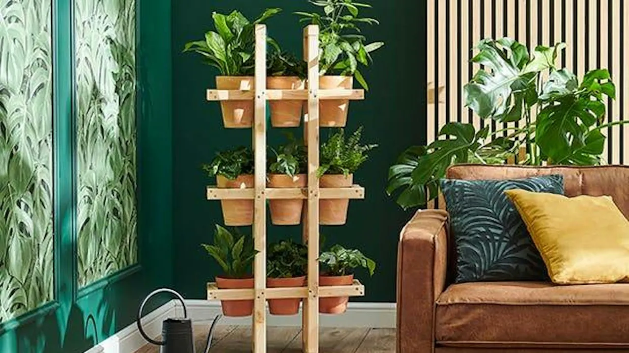 prosty drewniany kwietnik stojak na doniczkę DIY