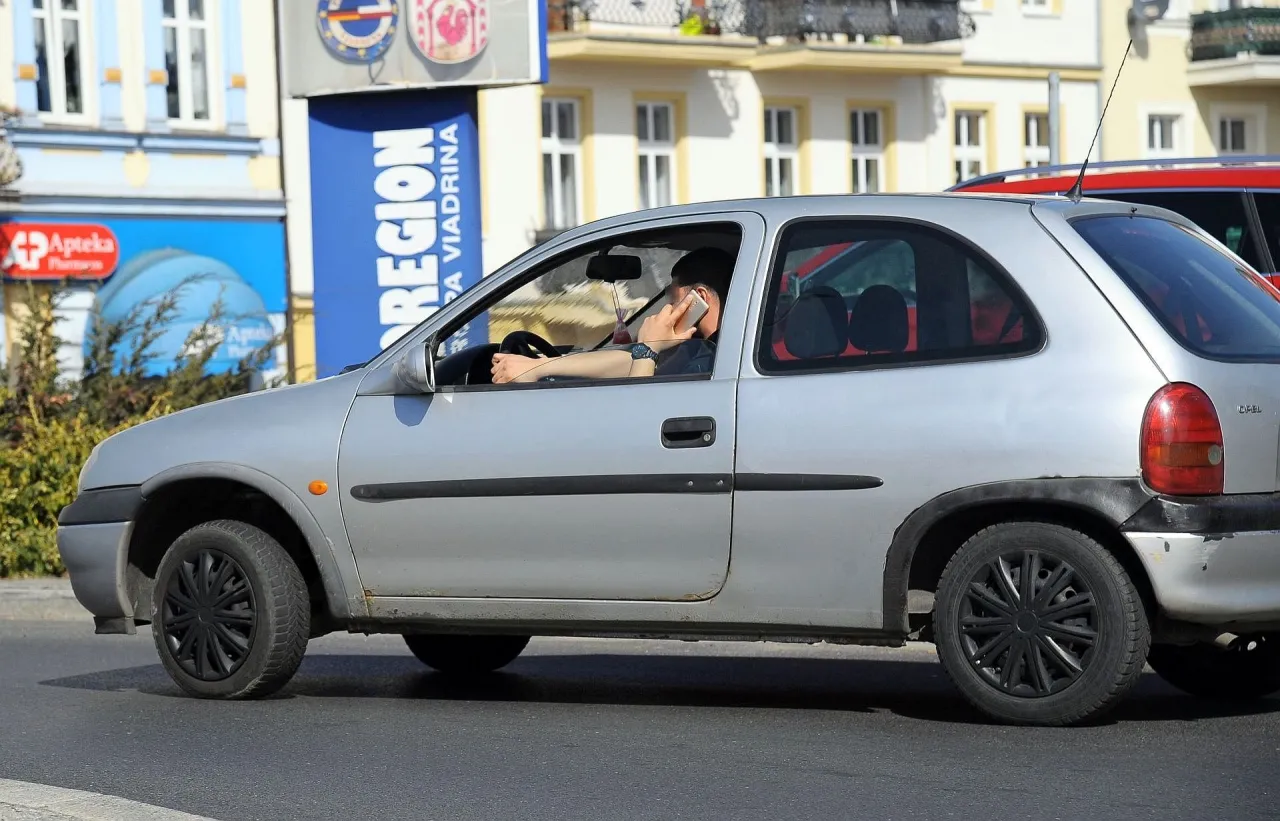 Zdjęcie Ile pkt karnych za telefon? Sprawdź, co grozi za używanie w aucie