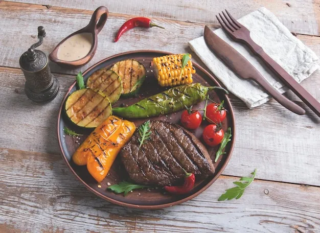 Appetitliches Fleischgericht auf einem Teller serviert