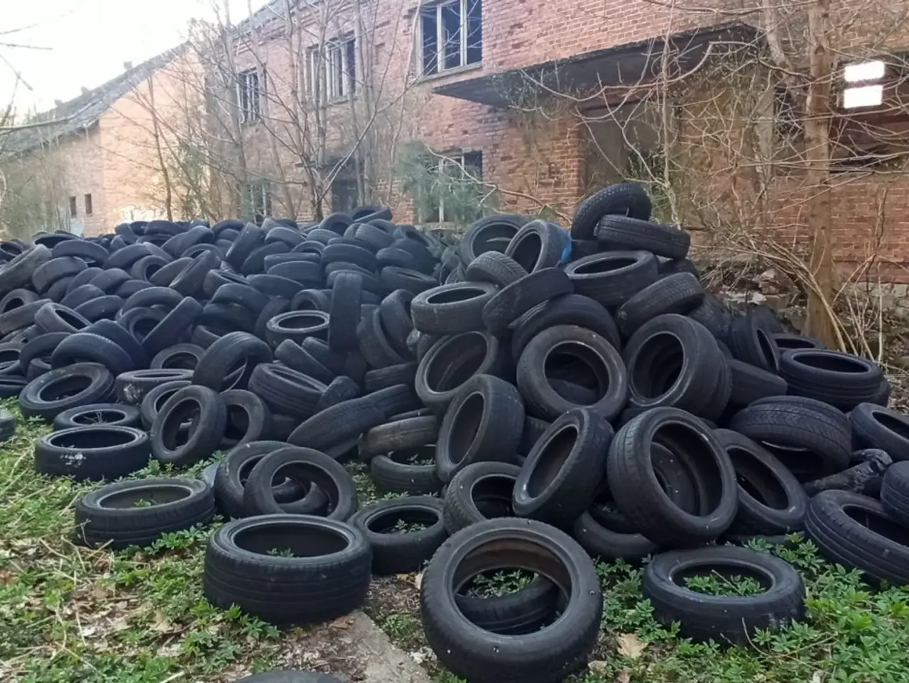 nielegalne wysypisko opon