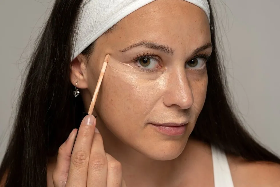 kobieta testująca korektor na skórze