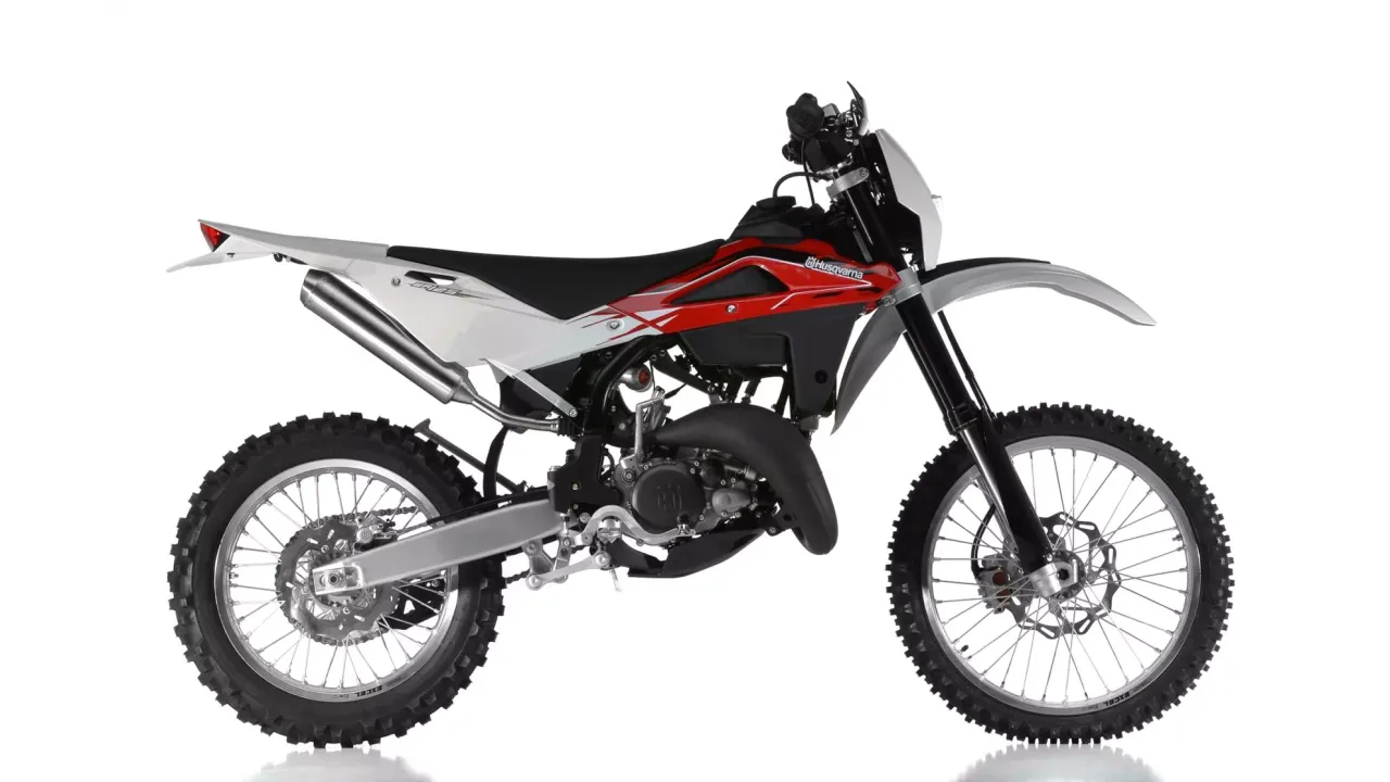 Husqvarna WR 125 dane techniczne: lekki motocykl crossowy z czerwono-białym malowaniem, gotowy do jazdy terenowej.