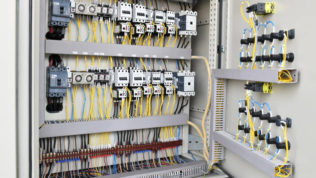 profesjonalnie opisana rozdzielnica elektryczna