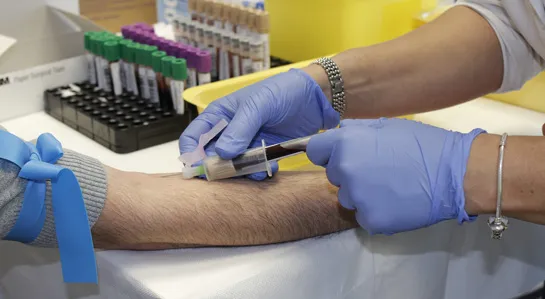 Pacjent oddający krew w laboratorium