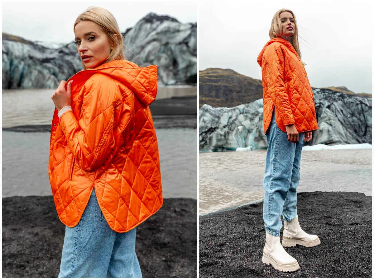 Pomarańczowa, pikowana kurtka z kapturem to idealna propozycja, jaka kurtka na wiosnę. Stylizacja z jeansami i białymi botkami.