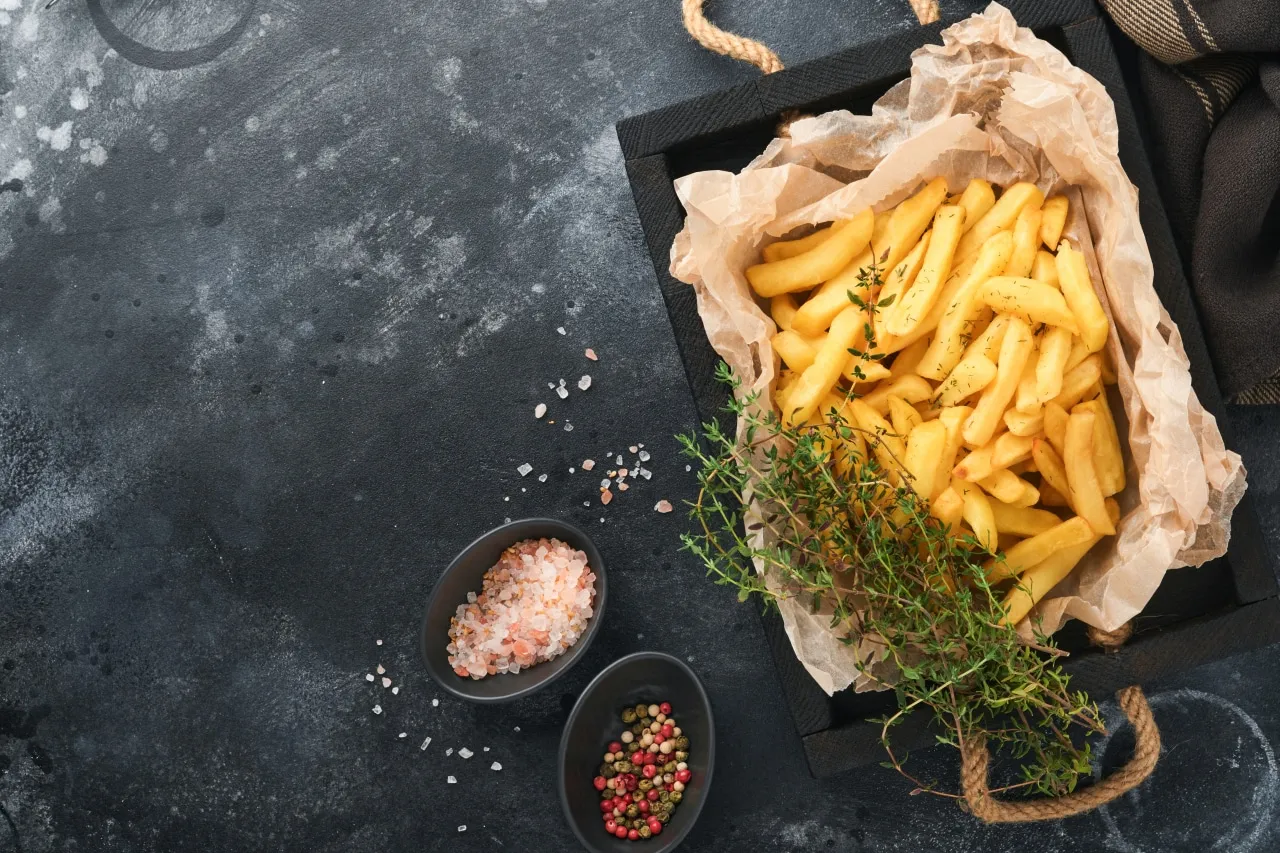 moczenie pokrojonych frytek w wodzie