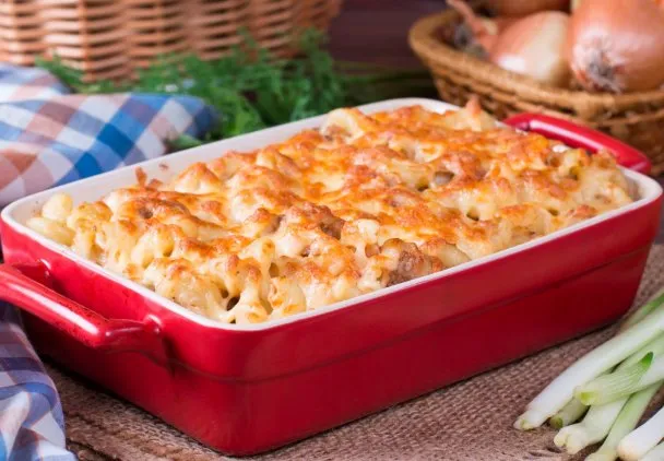 gotowa zapiekanka makaronowa z kurczakiem na stole