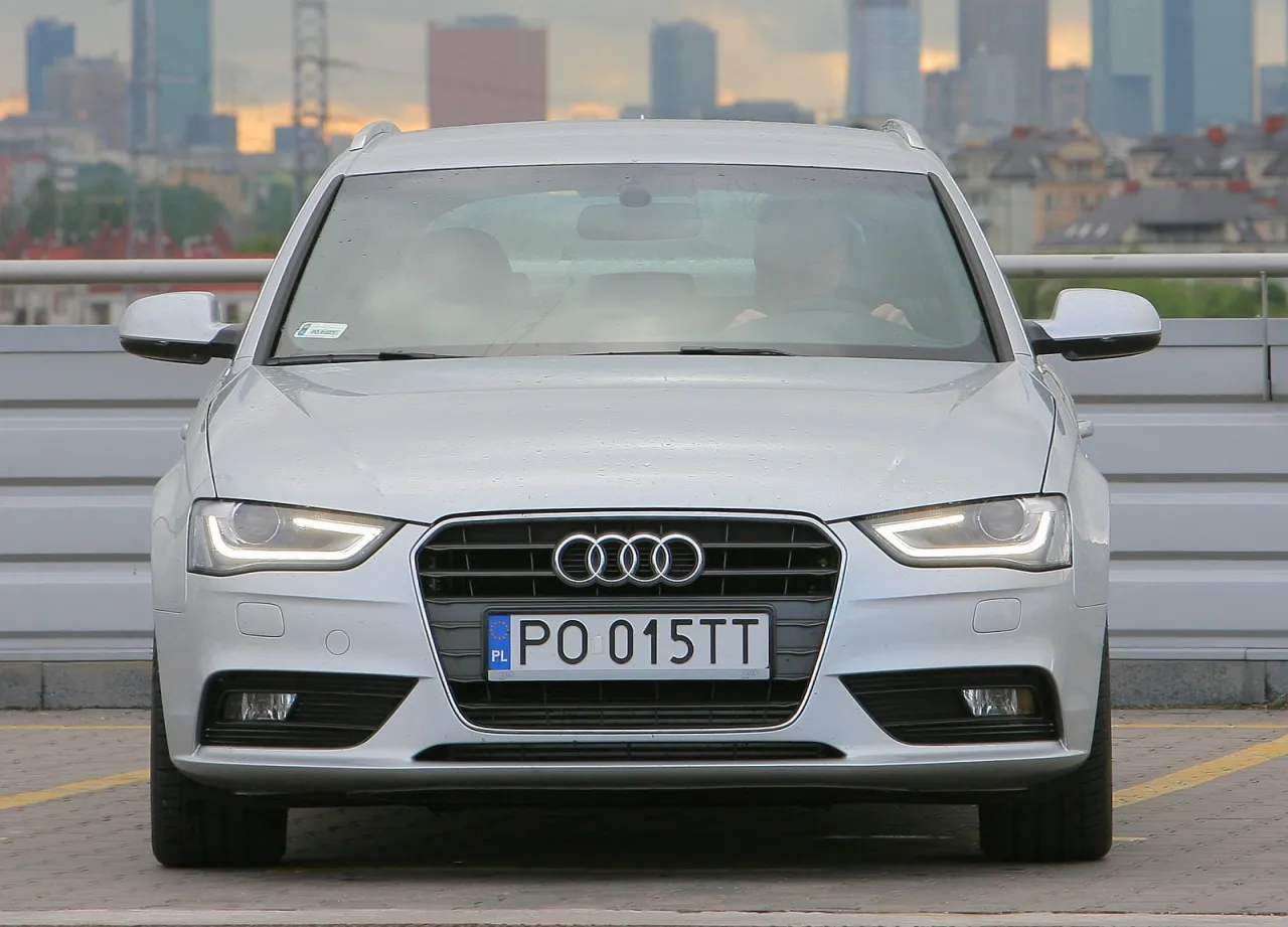 Audi A4 B8 na tle miasta