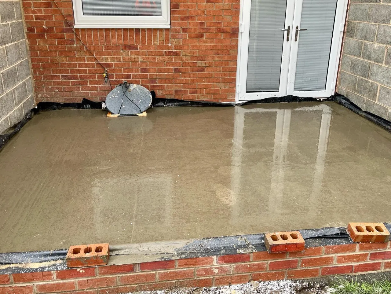 beton pod folią budowlaną