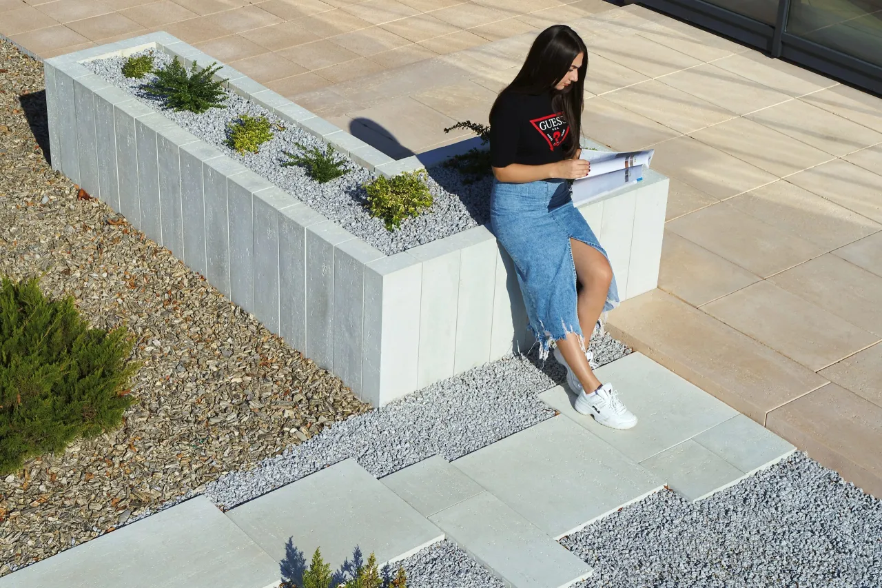 Rodzaje materiał&oacute;w na ścieżki ogrodowe por&oacute;wnanie