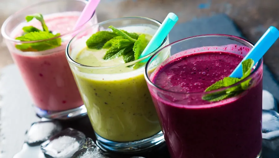 Składniki na zdrowe koktajle odchudzające, owoce i warzywa do smoothie