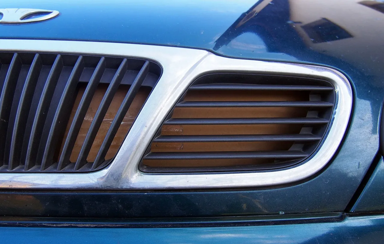 przykłady osłon zimowych chłodnicy samochodowej, karton zasłaniający chłodnicę