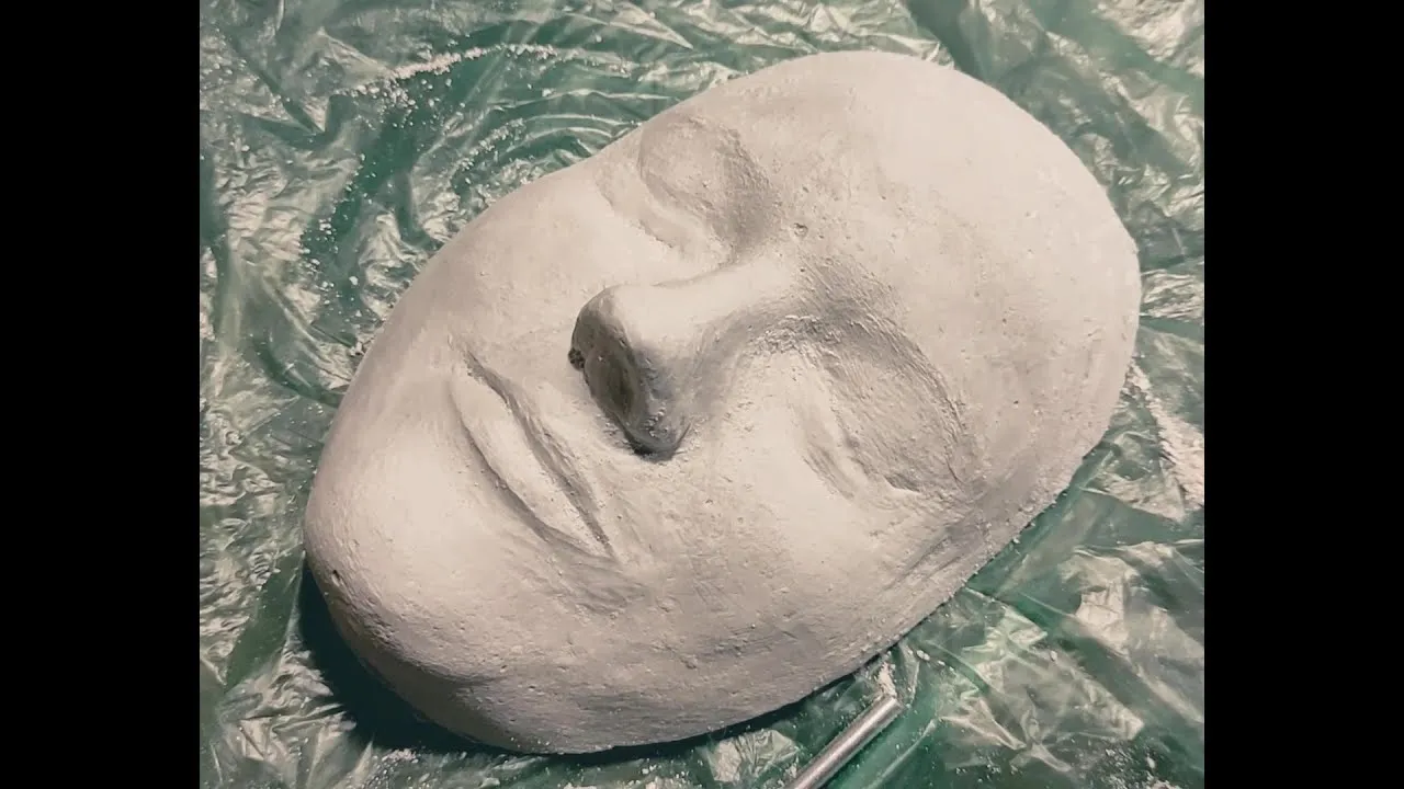 Zdjęcie Jak zrobić maskę z gipsu - proste kroki i najczęstsze błędy