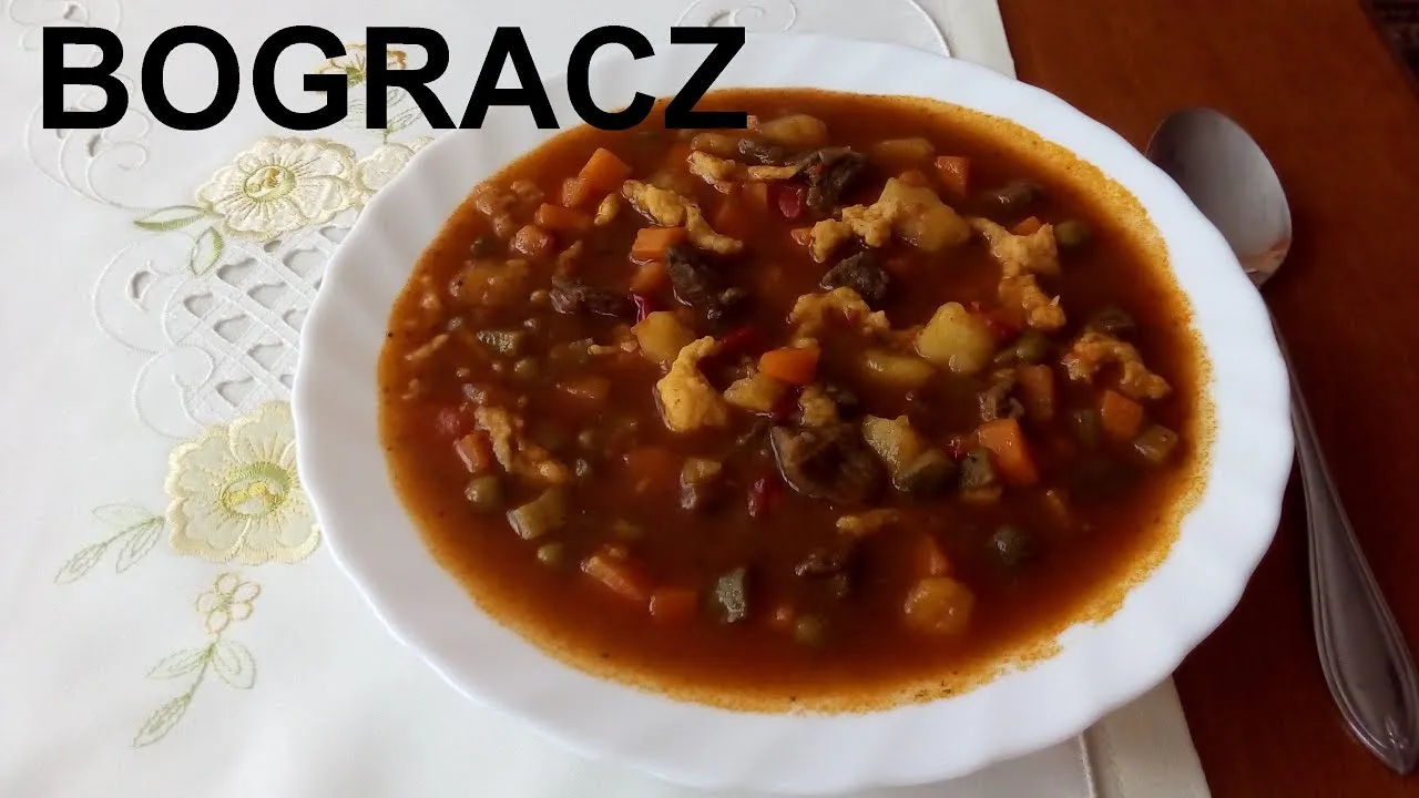 Zdjęcie Smakowity bogracz z pieczarkami i ogórkiem to węgierska uczta!