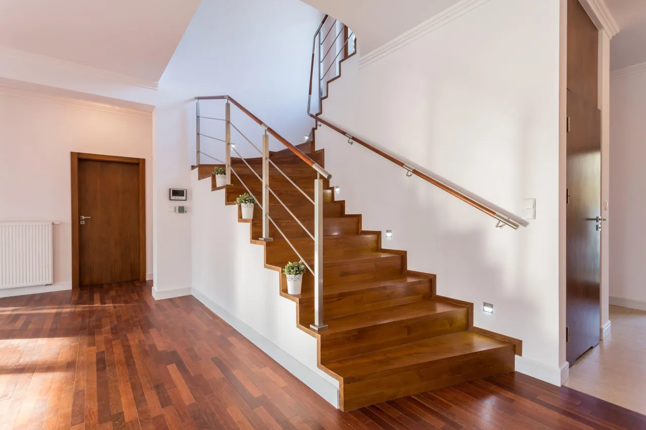 Zdjęcie Escaleras de madera para s&oacute;tano: &iquest;C&oacute;mo elegir y proteger de la humedad?