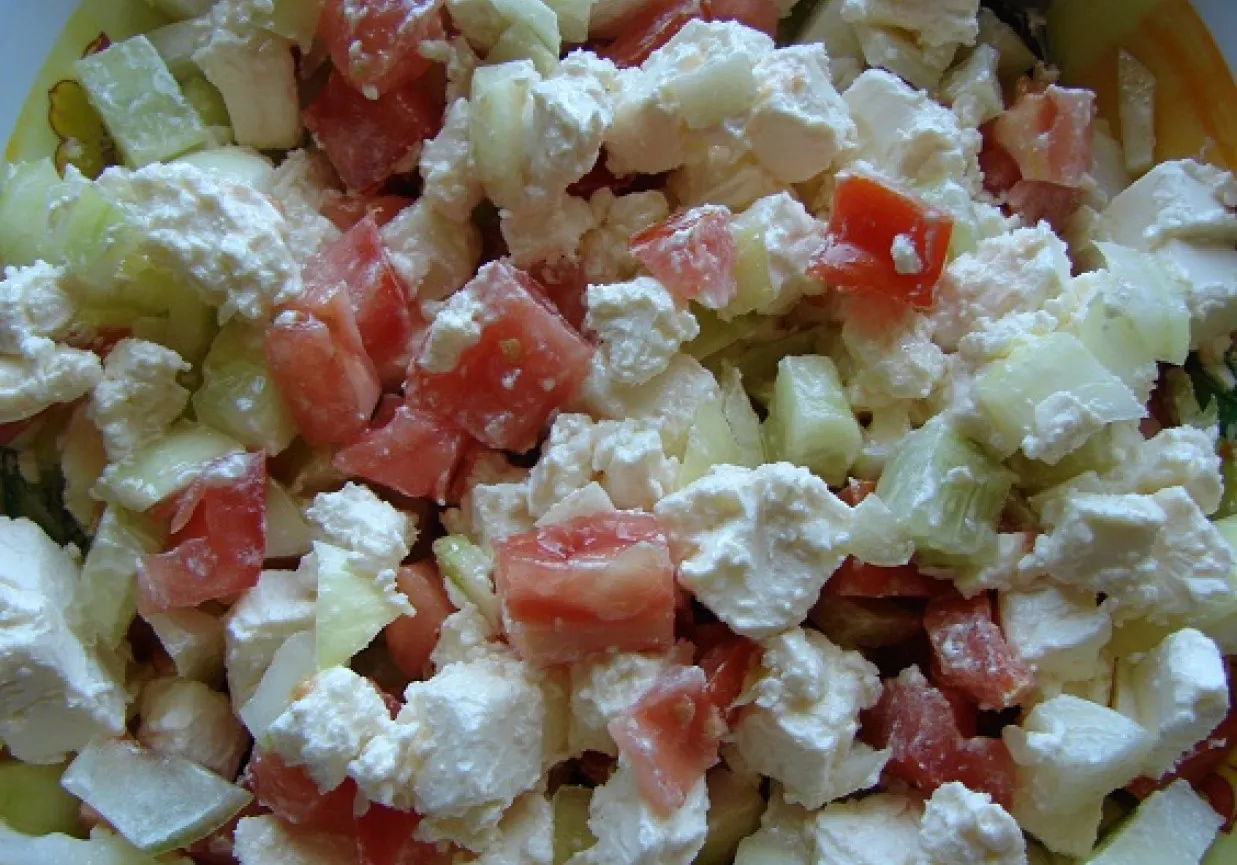 Idealna jaka sałatka do kiełbasy z grilla: świeża, z pomidorami, ogórkiem i fetą.