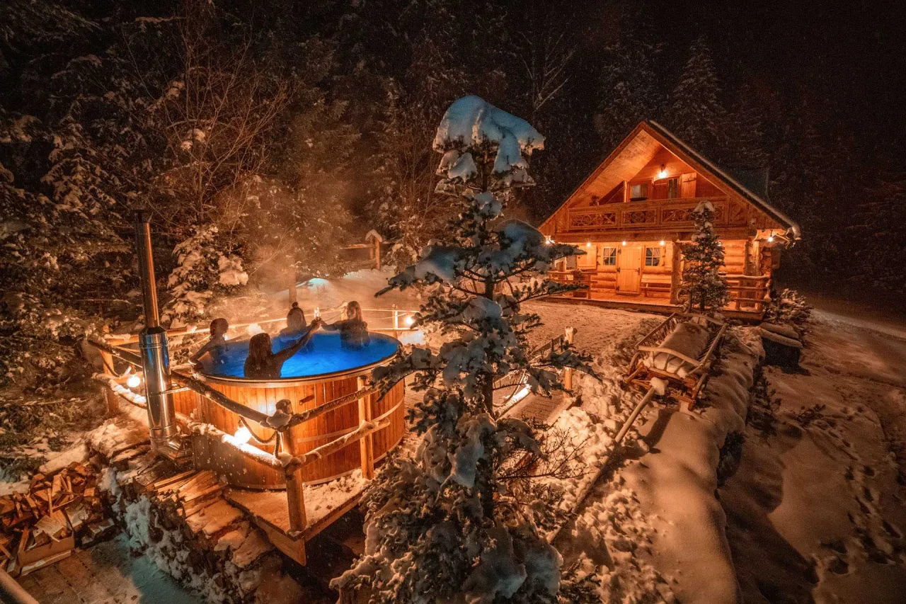 Bac&oacute;wka w g&oacute;rach z balią i kominkiem