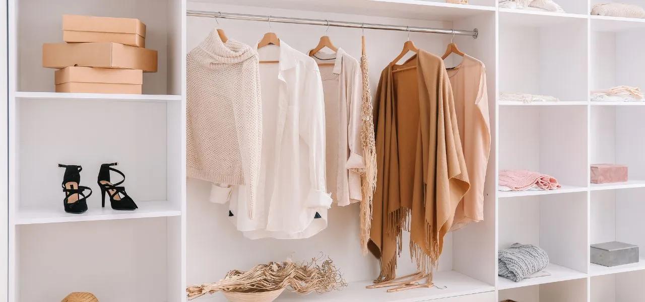 szafa kapsułowa z podstawowymi ubraniami, minimalistyczna garderoba