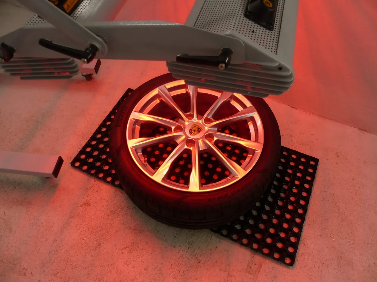 zabezpieczone polerowane felgi