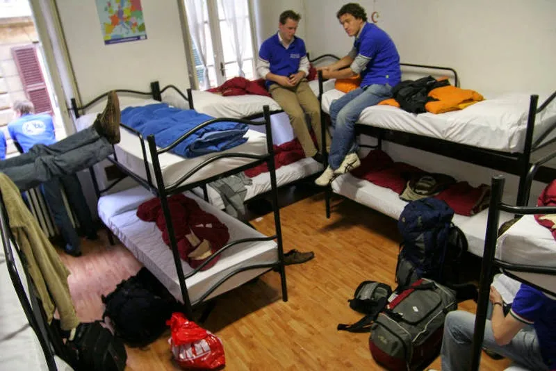 R&oacute;żne typy pokoi w hostelu, pok&oacute;j wieloosobowy, pok&oacute;j prywatny w hostelu