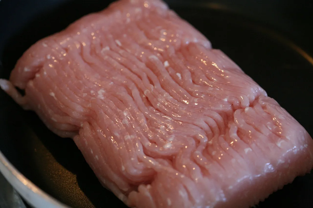 surowe mięso z błonami i powięziami