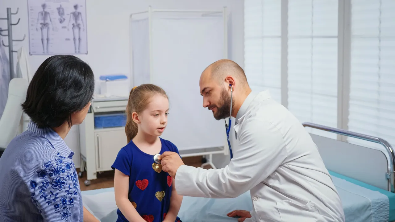 Pediatra bada dziecko