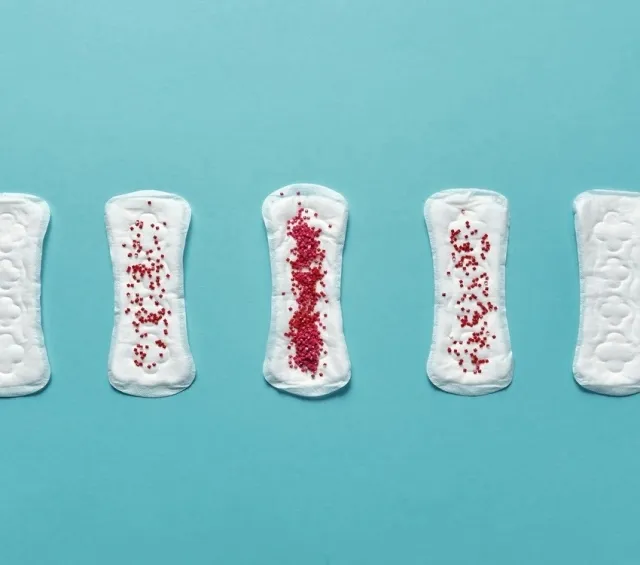 normalne i niepokojące skrzepy menstruacyjne porównanie