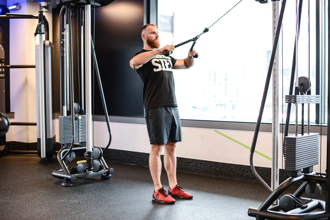 Ćwiczenia rozciągające barki przyciąganie ramienia