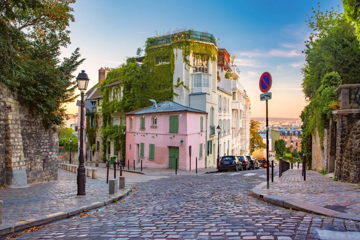Montmartre Paryż artystyczna ulica