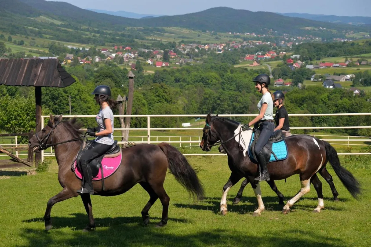 Jazda konna w malowniczej okolicy, przypominającej krajobraz z legend o bac&oacute;wce i białym jeleniu.