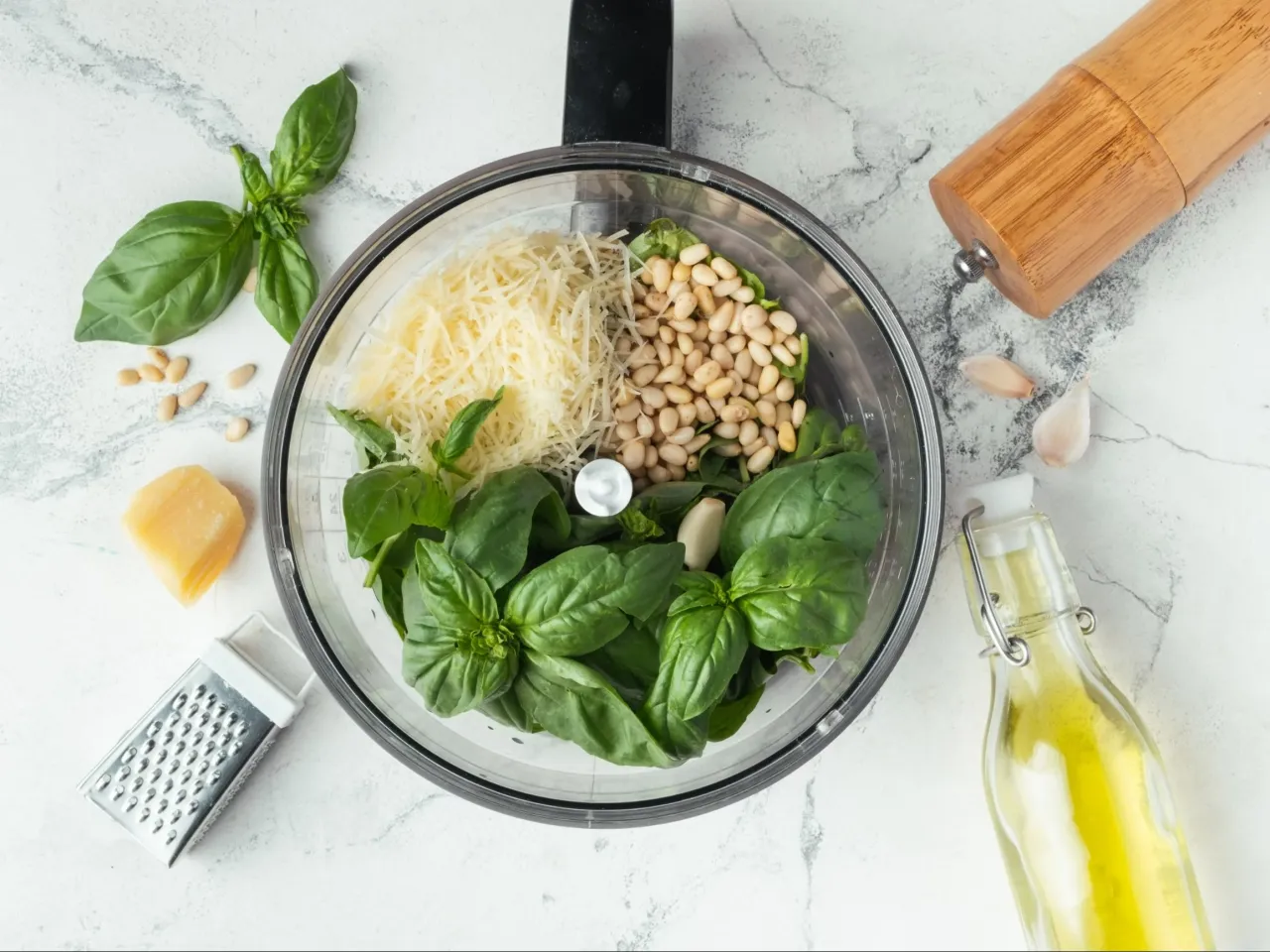 świeże składniki do pesto bazylia czosnek cytryna oliwa