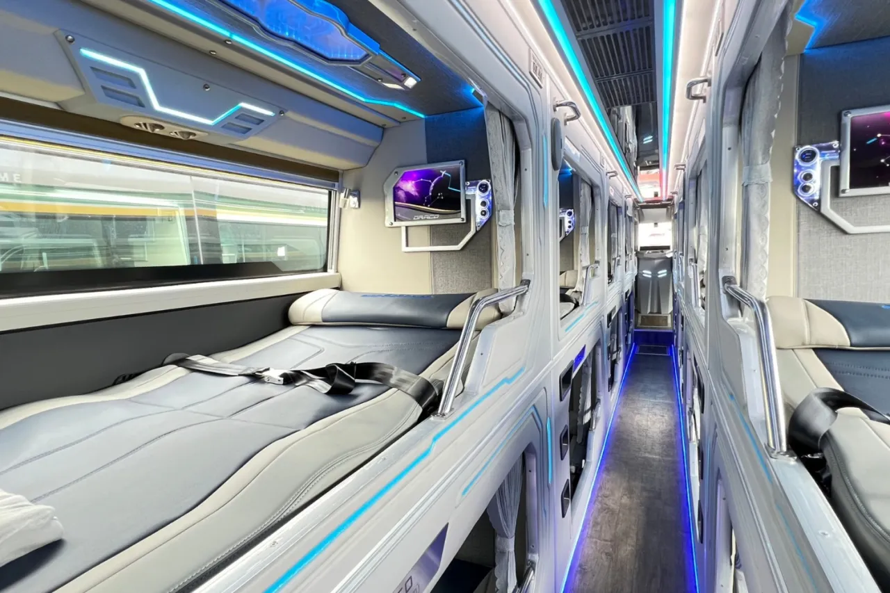 wnętrze wietnamskiego sleeper busa