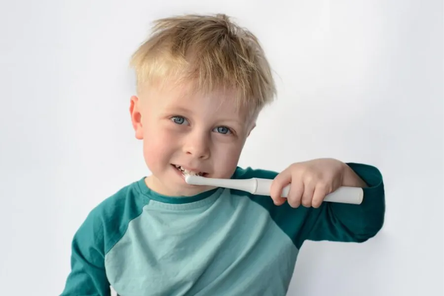 dziecko używające szczoteczki z aplikacją