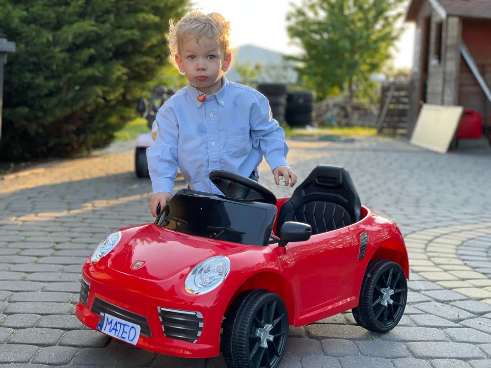 samoch&oacute;d na akumulator dla dziecka funkcje bezpieczeństwa