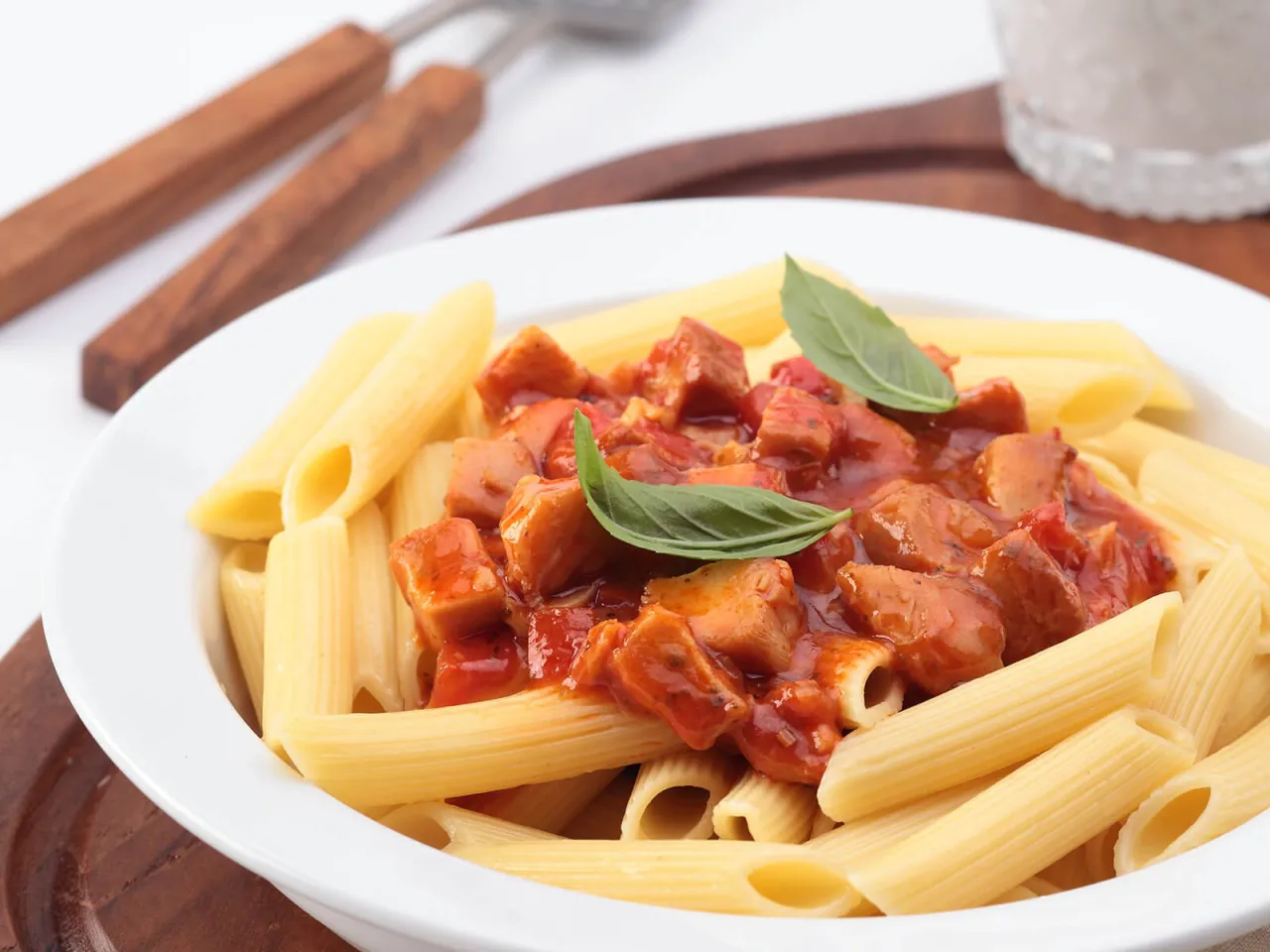 Nudeln mit Thunfisch und Tomatenso&szlig;e auf einem Teller