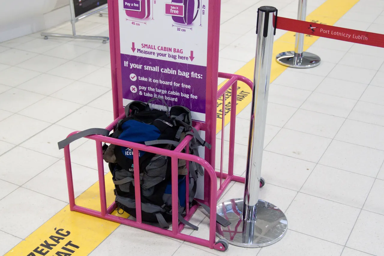 Wizzair: ile płyn&oacute;w w bagażu podręcznym? Sprawdź wymiary walizki w r&oacute;żowym stojaku.